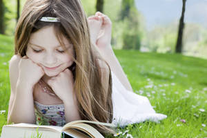 Kinder lieben das Schmökern in Märchenbüchern
