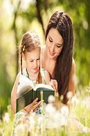 Mit dem Vorlesen von Büchern machen Eltern ihren Kindern ein Geschenk.