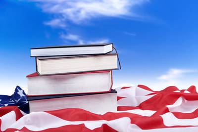Stapel amerikanische Literatur auf Flagge