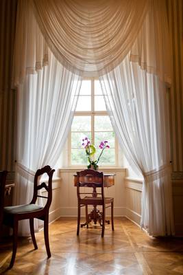 Biedermeier Wohnzimmer mit Fenster