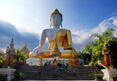 Buddhismus Zeremonie mit Buddha-Statue
