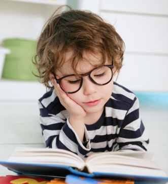 Deutscher Jugendliteraturpreis Junge beim Lesen