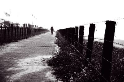 Mann läuft einen einsamen Weg entlang