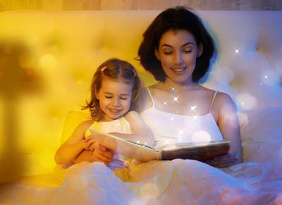 Mutter und Kind lesen Gute-Nacht-Geschichten