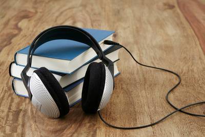Gute Hörbücher veranschaulicht durch Bücher und Kopfhörer