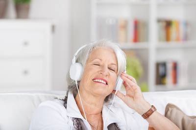 Seniorin, die gute Hörbücher hört
