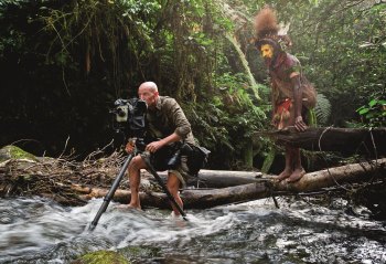 Fotograf Jimmy Nelson mit Ureinwohnern in Südamerika