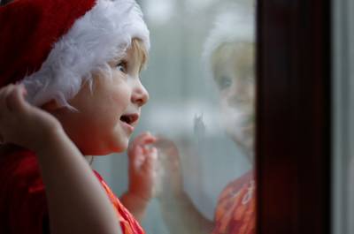 Kinder Weihnachtsbücher warten am Fenster
