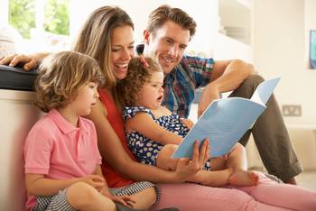 Familie liest gemeinsam ein Kinderbuch