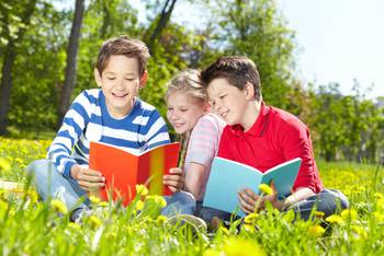 Eine Gruppe Kinder liest gemeinsam Kinderbücher