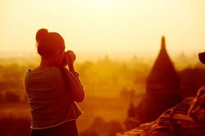 Lonely Planet Leserin mit Fotoapparat in Asien