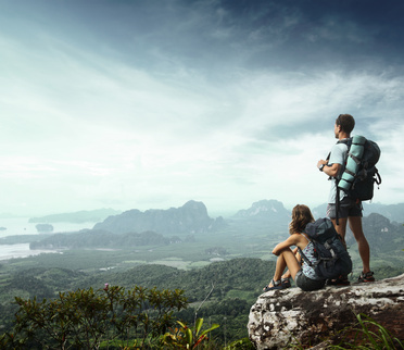 Backpacker mit dem Lonely Planet genießen die Aussicht