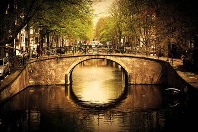 Bild aus einem Reiseführer für Amsterdam mit Brücke