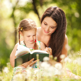 Mutter und Tochter beim Vorlesen