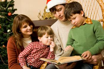 Familie mit einem Weihnachtsbuch