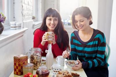 Melissa Hemsley (links) mit ihrer Schwester Jasmine. (c) Nick Hopper Ebury Press 2014